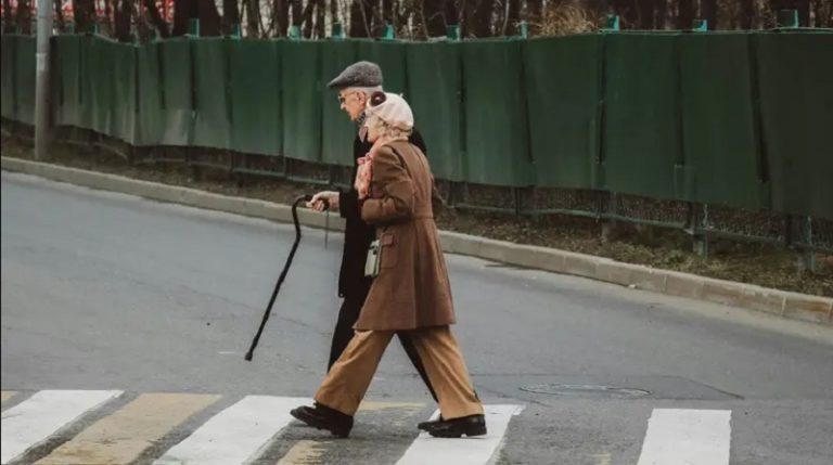Чи можуть відмовити пенсіонерам у виїзді за кордон
