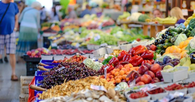 Ціни на продукти в Україні: яйця дешевшають, хліб може подорожчати