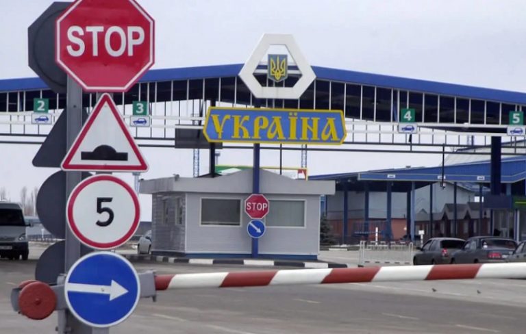 Виїзд неповнолітніх за кордон: чому нотаріальна згода батьків вирішує безліч проблем