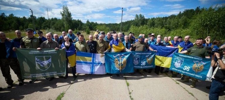 Найочікуваніші обійми: на Миколаївщині громада зустрічає захисника Маріуполя після полону
