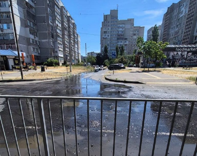 З каналізаційного люка біля житлового будинку у Миколаєві витікає вода з характерним запахом каналізації
