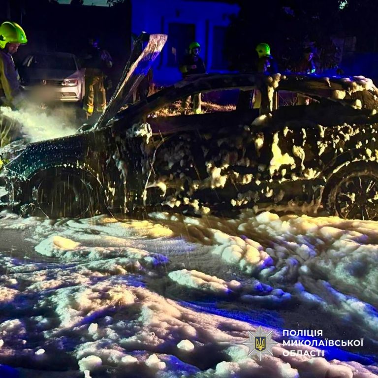 У Миколаєві двоє чоловіків підпалили авто військовослужбовця