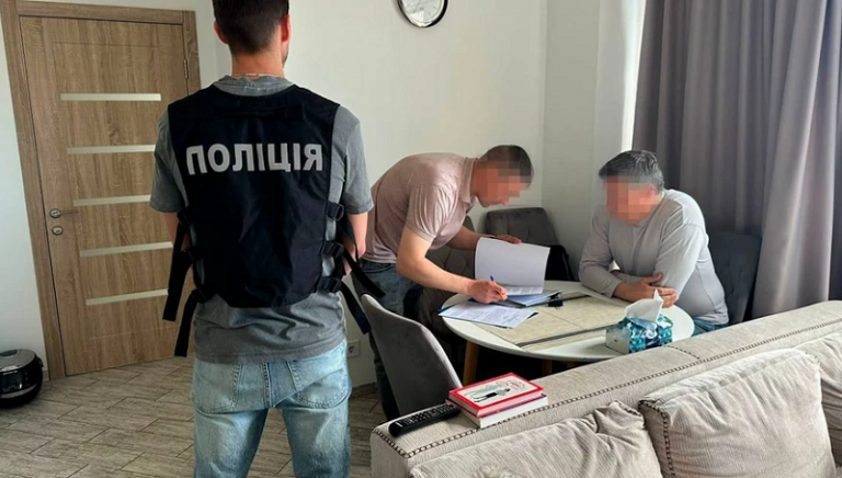 “Музичні гастролі як схема виїзду за кордон”: ексміністру культури оголосили підозру