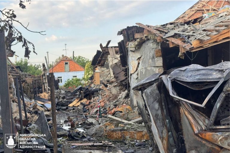 Внаслідок ворожої атаки на Миколаївщину поранені люди, будівлі та майно пошкоджено
