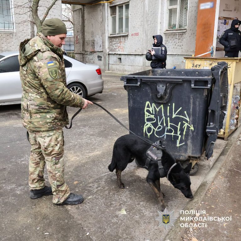 Винагорода за допомогу слідству: у Миколаєві поліцейські продовжують розшук осіб, які залишили немовля у сміттєконтейнері