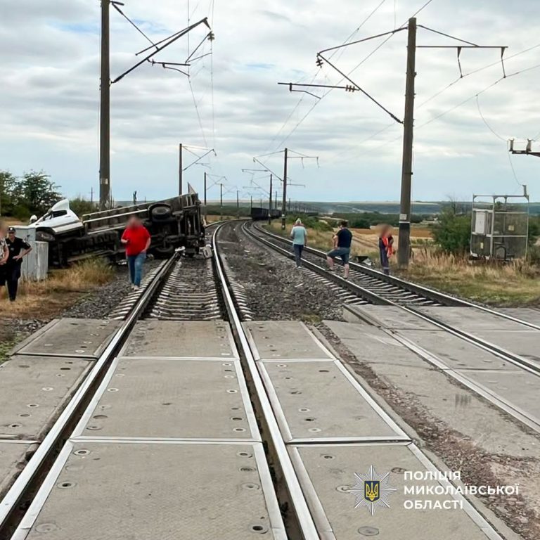 На Миколаївщині вантажний потяг зіткнувся з фургоном: водій помер від отриманих травм