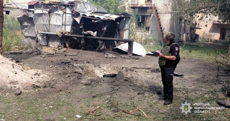 На Миколаївщині поліцейські документують наслідки ворожого обстрілу: травмована жінка
