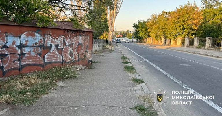 У Миколаєві чоловік стріляв у жінку, яка їшла по вулиці з дитиною і матір’ю, бо вона зробила зауваження