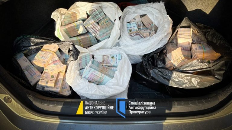 Рейдерство та відмивання коштів: викрито злочинну організацію за участі топпосадовців