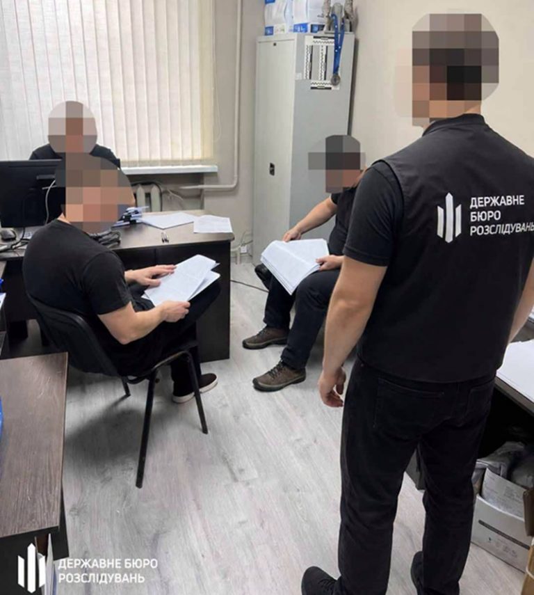 Начальник штабу військової частини з Миколаївщини нараховував фіктивні «бойові» та забирав половину