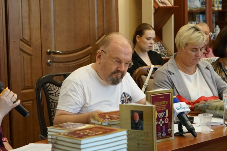 Євген Горбуров презентував книгу про перших кавалерів державних нагород України з Миколаївщини