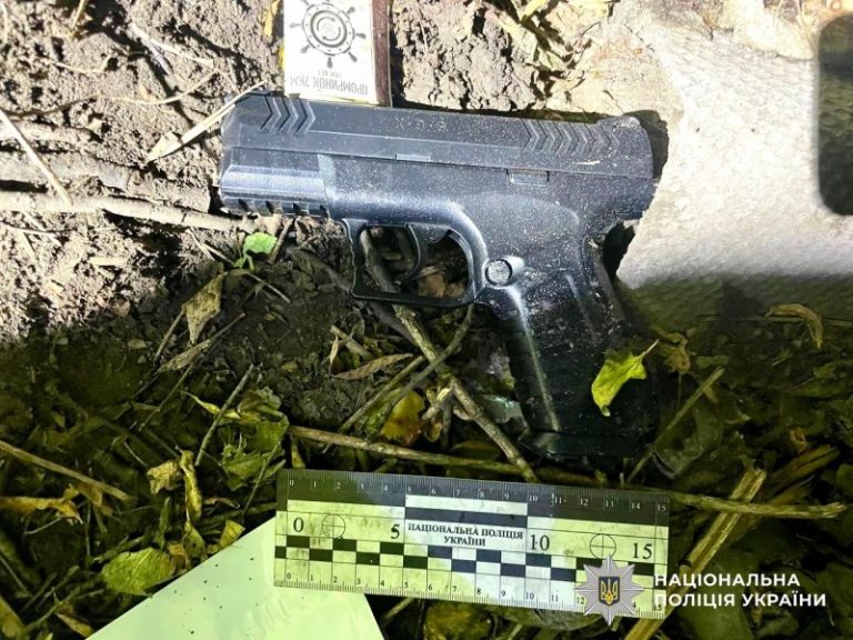На Миколаївщині на пляжі 15-річний юнак влучив в око 15-річній дівчині з пневматичного пістолету