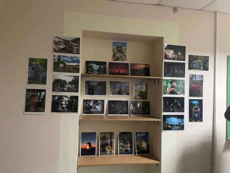 «Ближче, ніж здається»: у МКУ імені Пилипа Орлика відкрилася фотовиставка військовослужбовця Владислава Степанця