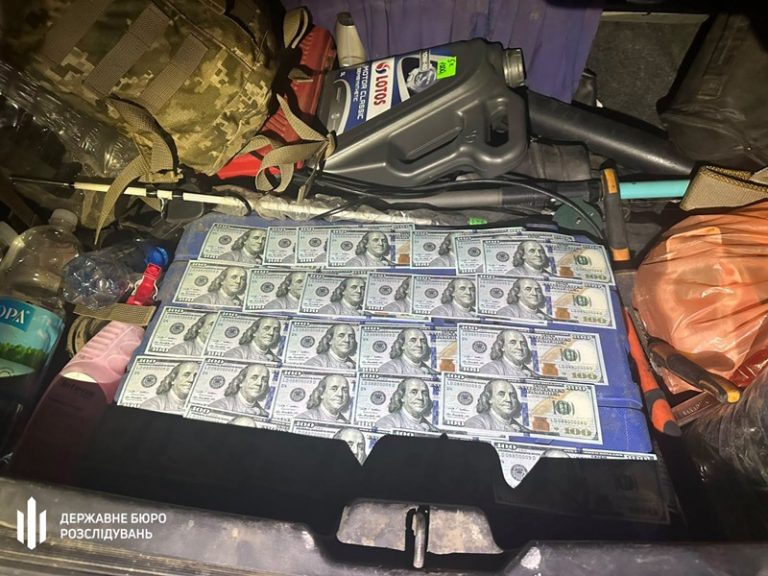 До 8 тисяч доларів за уникнення мобілізації: ДБР викрило військовослужбовця на Миколаївщині