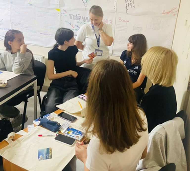 Творчість і підтримка: у МКУ імені Пилипа Орлика провели арттерапевтичну зустріч для студентів