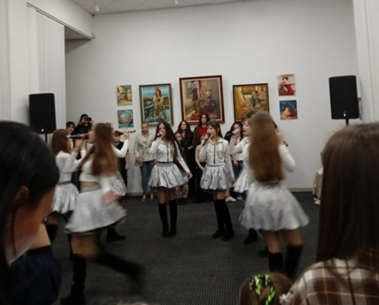 У Миколаєві юні художники подарували містянам світло і тепло