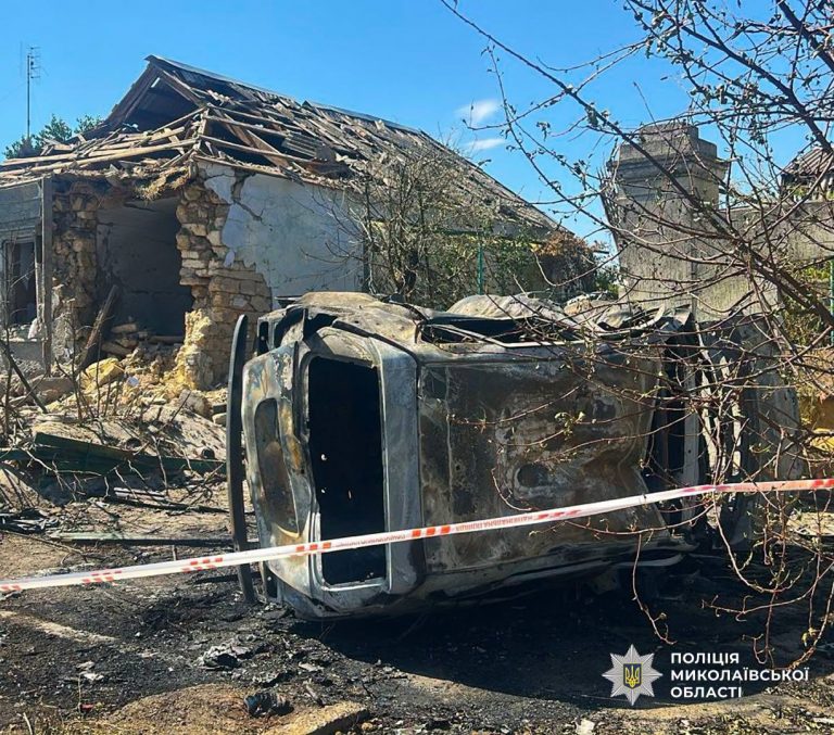 Пошкоджені будинки та автомобілі – у Миколаєві поліцейські документують наслідки чергового воєнного злочину рф