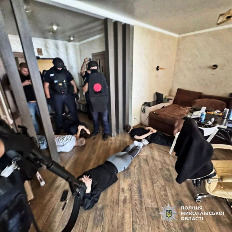 У Миколаєві поліцейські викрили шахрайський call-центр, який ошукував іноземців