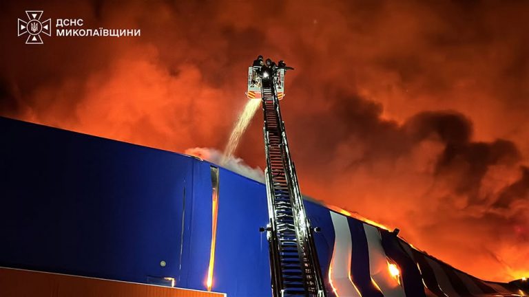 Як російські дрони атакували торговельний центр у Миколаєві: є постраждалі