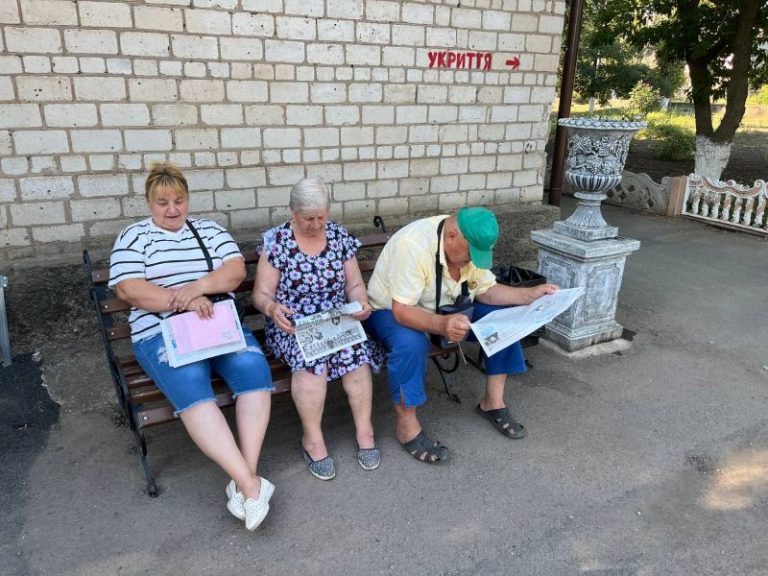 Не лише онлайн: у Заводській громаді на Миколаївщині повернули можливість читати друковану пресу