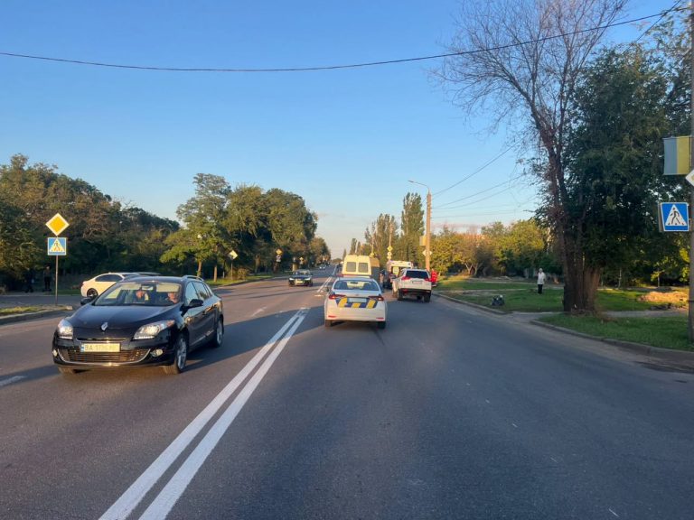 Водій мікроавтобуса скоїв наїзд на жінку у Миколаєві: поліція шукає свідків ДТП