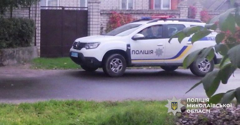 Повалив на землю місцевого мешканця та заволодів його особистими речами – у Миколаєві поліцейські розшукали підозрюваного у скоєнні пограбування