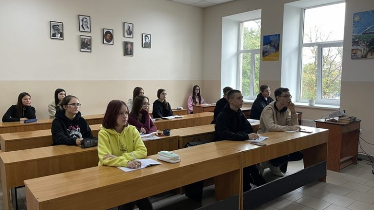 Класика, що не старіє: студенти миколаївського університету побачили сучасну версію «За двома зайцями»