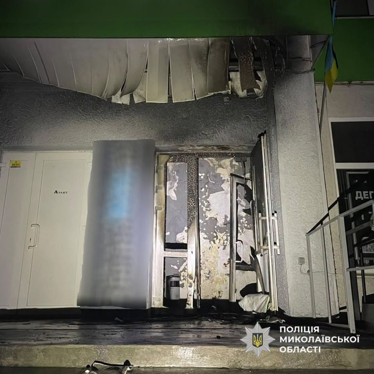 Злочин у Миколаєві: 21-річний чоловік підпалив приміщення відділення банку