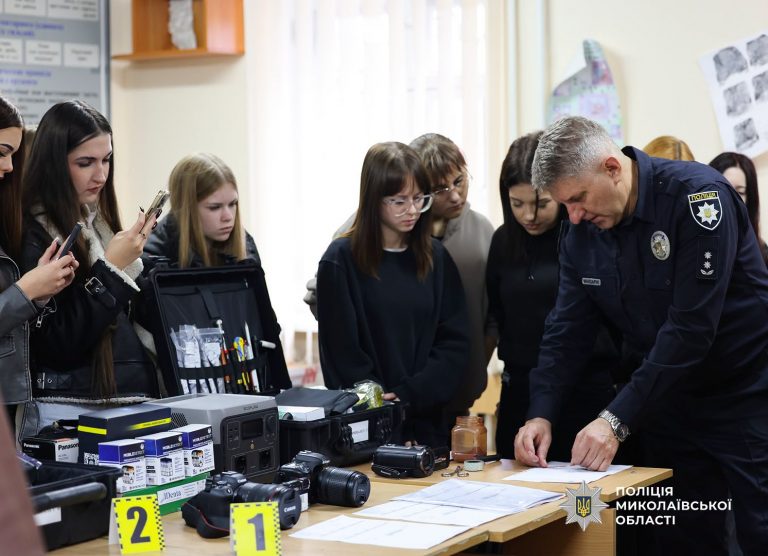 Від криміналістичної валізи до аналізу ДНК – миколаївські криміналісти поліції презентували свою роботу майбутнім правникам