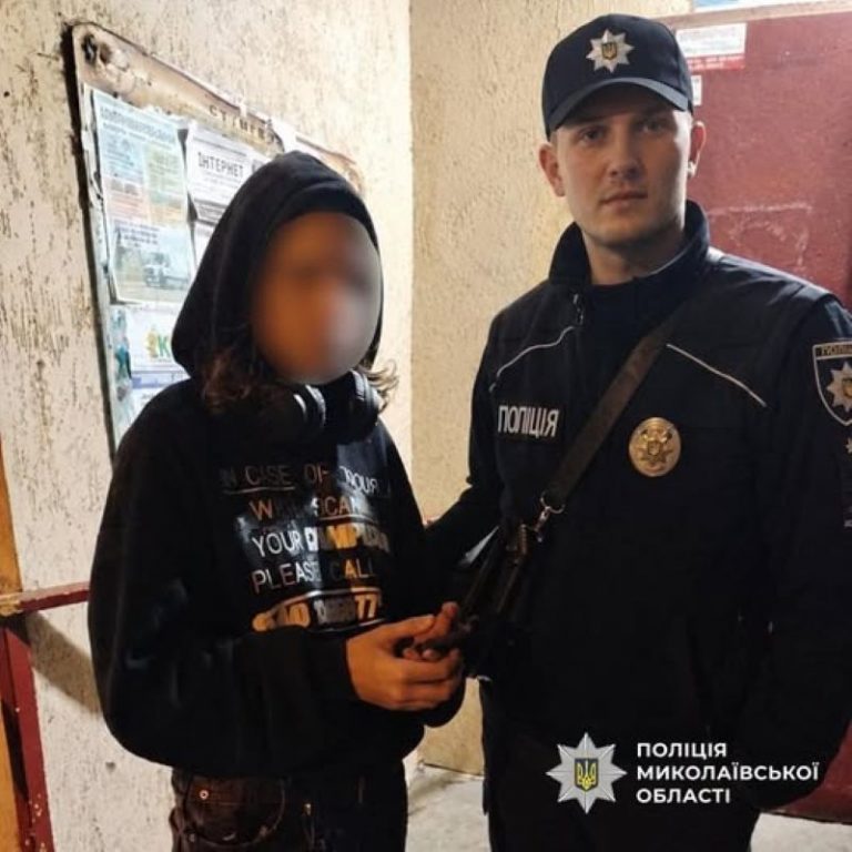 Злякалася, що сваритиме мама, і сховалася в під’їзді: у Миколаєві поліція розшукала 13-річну дівчинку