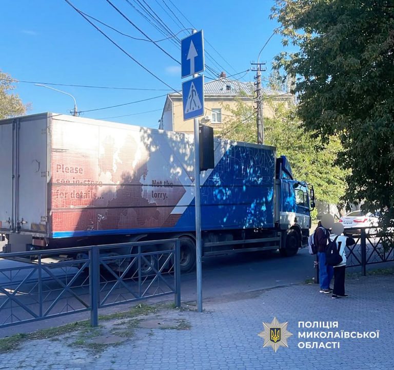 У Миколаєві двоє дівчаток постраждали від наїзду вантажівки