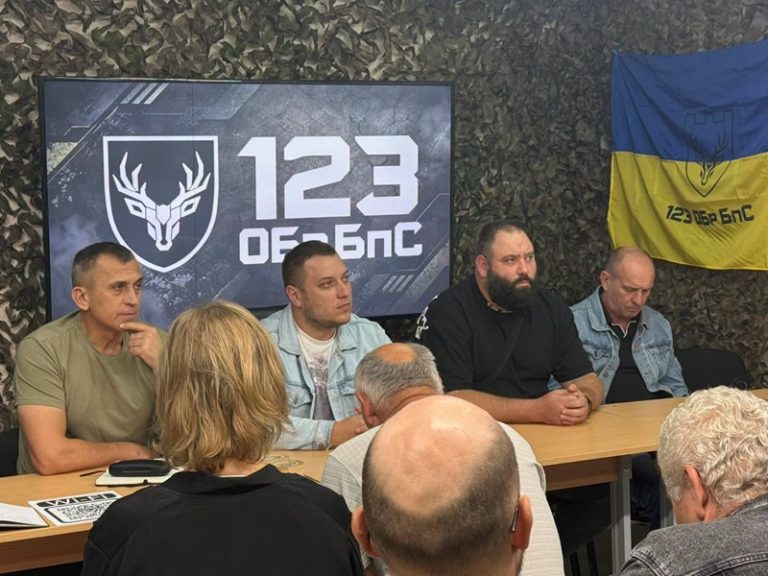 Тепла зустріч побратимів: на Миколаївщині ветерани 123-ї бригади поспілкувалися з новим командиром – фото