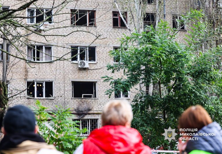 Травмована жінка, пошкоджені житлові будинки та автомобілі: у Миколаєві поліцейські документують наслідки ворожого обстрілу – фото